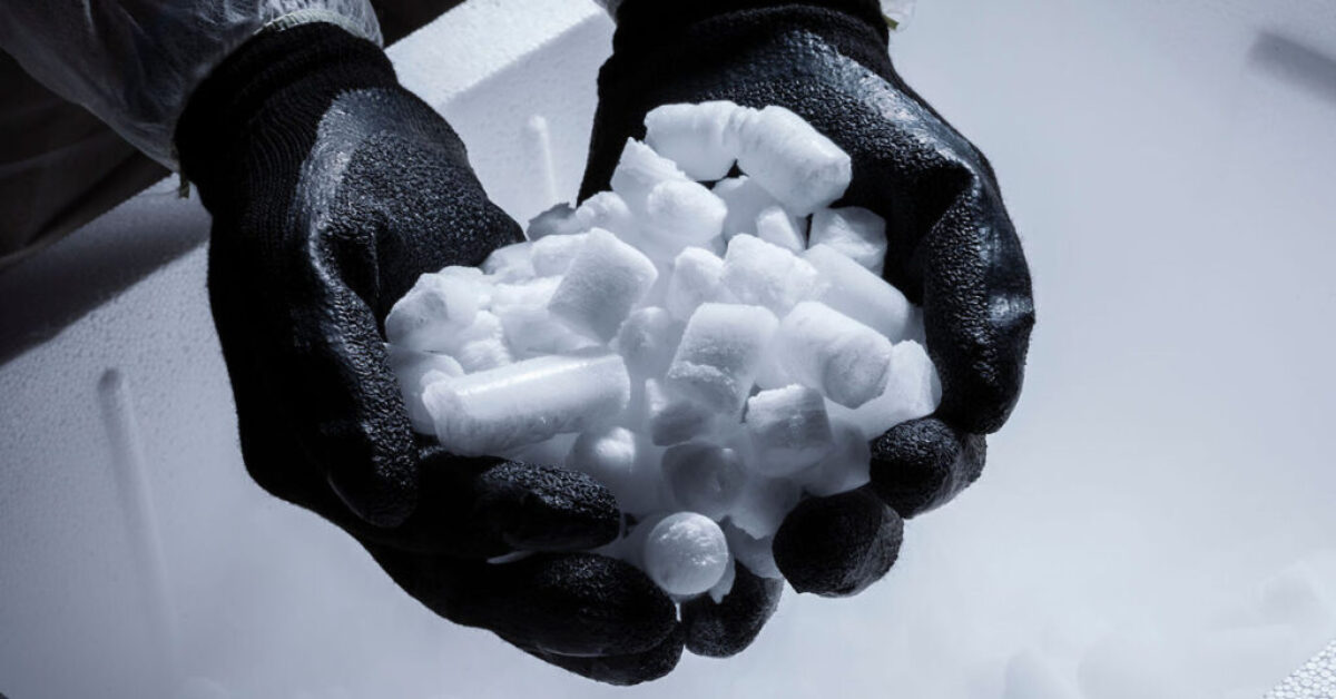 dry ice held by gloves- how long does dry ice last article from drestr