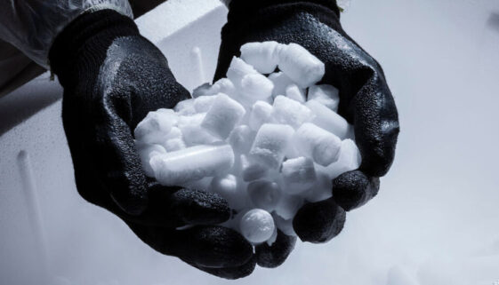 dry ice held by gloves- how long does dry ice last article from drestr